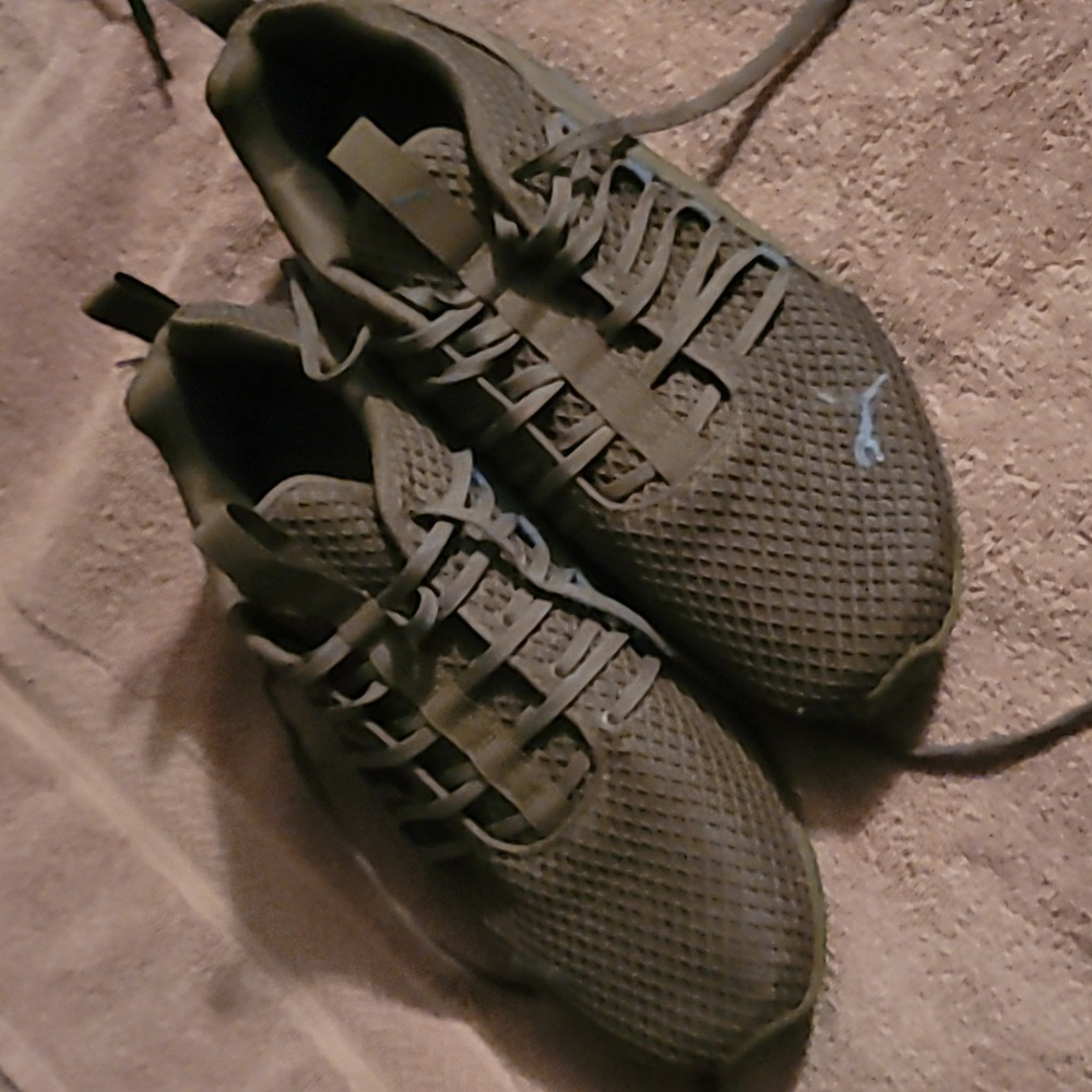 Puma tennis shoes, men's size 8.5